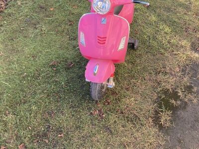 Розовый скутер Vespa, электроскутер