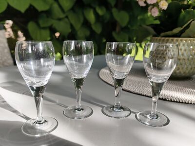 Tarbeklaasi klassikalised jalaga napsi- või liköör