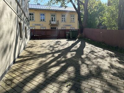 Parkimiskoht südalinnas asuva maja hoovis
