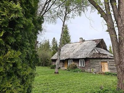Vana talumaja oma ojaga ootab uusi omanikke