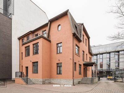 Maja / büroohoone 15 parkimiskohaga hoovis
