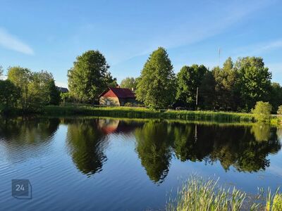 Omanäoline maja järve ääres.