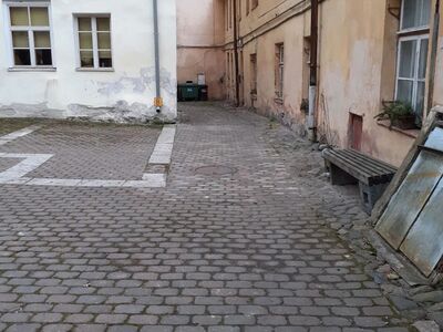 Parkimiskoht vanalinnas suletud sisehoovis