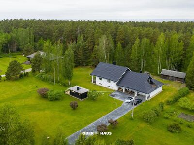 Ruumikas ja kapitaalne paksude seintega kivimaja asub pärnakate seas armastatud ja nõutud Merekül