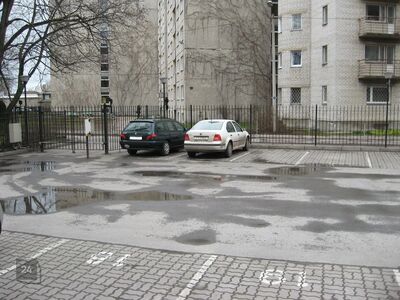Parklakoht aiaga piiratud kinnises parklas