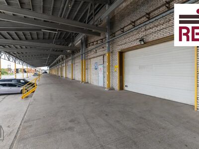 Ladu Muuga sadama lähedal. Laadimisestakaad auto/rong