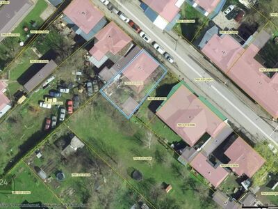 Müüdaval kinnistul asub kaks amortiseerunud hoonet:
EHR andmete järgi 8 toaga üksikelamu 154,4 m