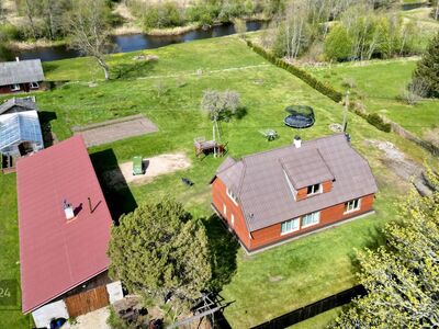 Jõekaldal paiknev avar kodu Pärnu lähedal
