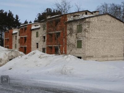 Pooleliolev 15-korteriga korterelamu Kunda &auml;&auml;relinnas, metsa &auml;&auml;rses elamurajooni