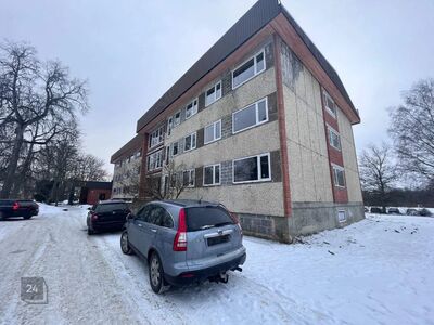 Avara planeeringuga hoone Alu mõisa lähedal, järve kaldal, rahulikus piirkonnas
