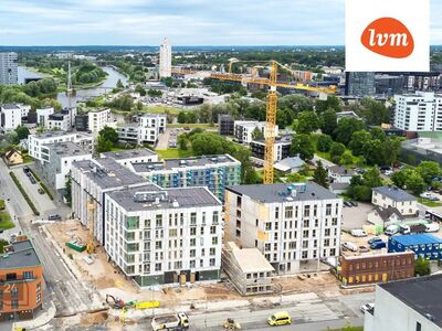 Omaette sissepääs, vitriinaknad suure liiklusega ristmikul!