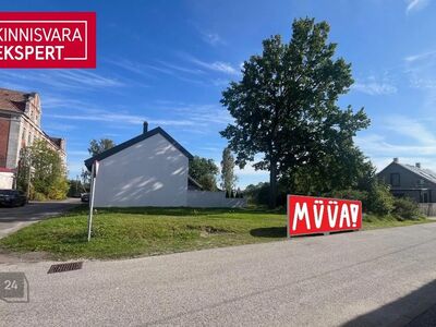 Müüa kesklinna arenevas piirkonnas huvitava kujuga elamukrunt