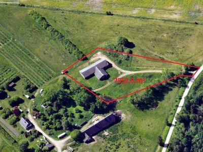 Ugala kinnistu asub Viljandimaal Vardja külas, Viljandi linnast ca 8 km kaugusel