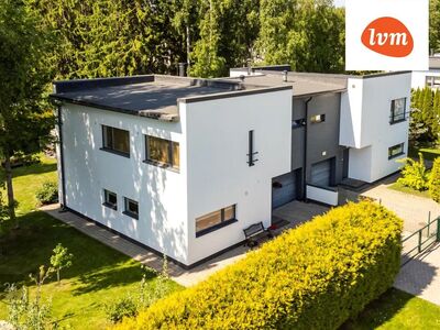 Müüa väga hea asukohaga ning kena aiaga majaosa Kakumäel!