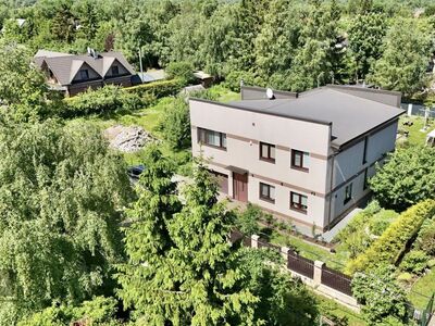 Suur maja külalistemajaga. Privaatsus.