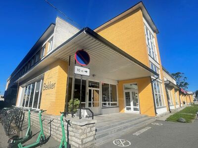 Äripind 16,6m2. Suur aken.