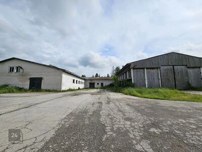 TOOTMISKOMPLEKS / LAUT LINNA LÄHEDAL