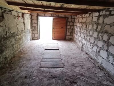 8 гаражей в Йвхви, у главной городской дороги