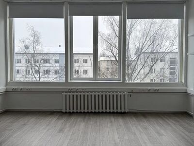 Valgusküllane äripind Pärnu maanteel, tasuta parkimine