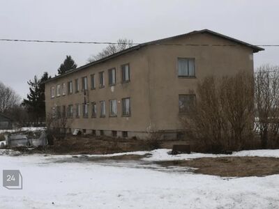 Asukoht v&auml;ga hea, korterelamu asub vahetult Haljala-Karepa tee &auml;&auml;res