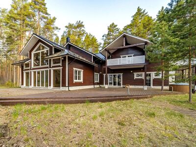 Müüa on hubane ja avar kahekorruseline maja suure metsase krundiga maalilises asukohas Peipsi jär