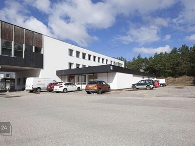 Suure uksega laoruum I korrusel Tähetornis