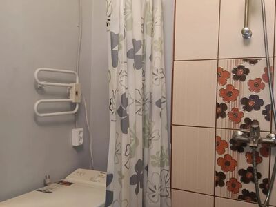 Anda üürile eraldi sissepääsuga tuba sobilik miditsiiniala teenindamiseks, koridoris hambaarst