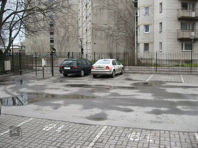5 parklakohta aiaga piiratud kinnises parklas