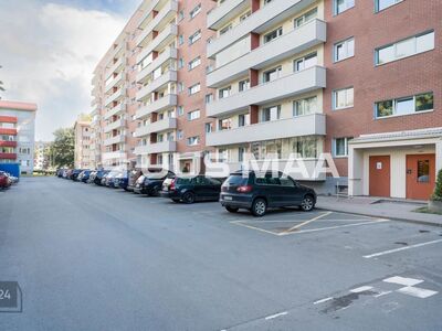 Valgusküllane kodu roheliste vaadetega.