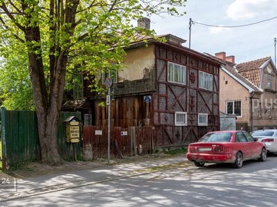 Müüdaval kinnistul asub kaks amortiseerunud hoonet:
EHR andmete järgi 8 toaga üksikelamu 154,4 m