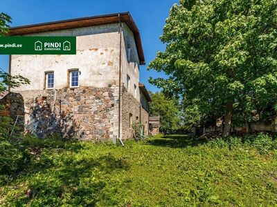 Midagi erilist, Järvamaal, Esna külas, rohelusse uppuvas pargis.