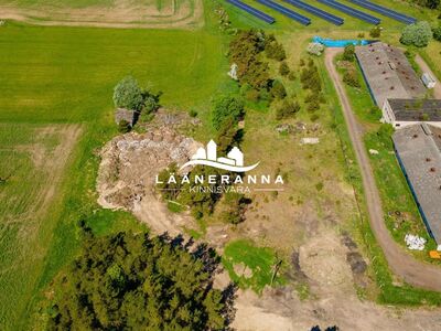 Kinnistu asub Kaubi küla looduslähedases piirkonnas, kus on hea ligipääs Saaremaa suurematele te