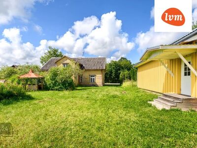 Kaks kõrvuti krunti koos hoonega Mõisaküla keskuses
