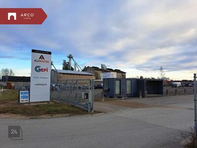 Mitmeotstarbeline soojakuga ning aiaga piiratud plats