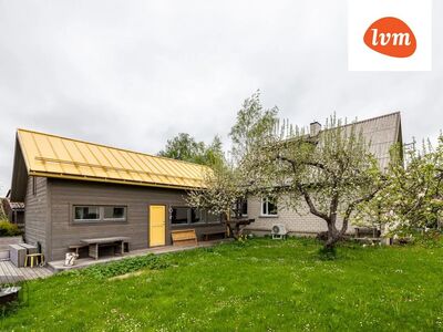 Kahekorruseline maja, kahe köögiga ja uue kõrvalhoonega.