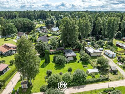 Suur maaüksus järve lähedal
