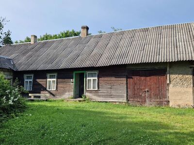 Sajandivanune talukoht Ahja jõe ääres