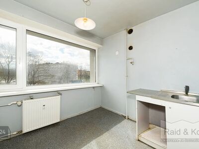 HOOVIPOOLSETE AKENDEGA KORTER RENOVEERITUD KIVIMAJAS!