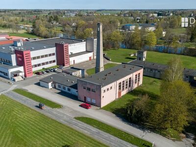 Ärikrunt Põltsamaa ordulinnuse ja Põltsamaa jõe ligidal