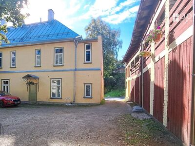 Parkimiskohaga ruumikas 2-toaline kesklinna ja Supilinna piiril.
