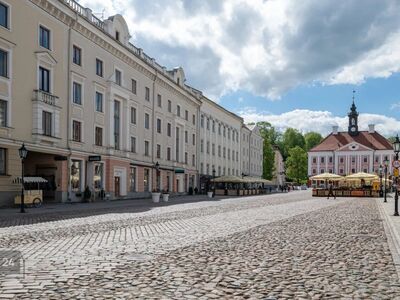 Vaade Raekoja platsile, rõdu, parkimine sisehoovis