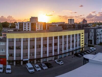 Suurte akendega ruumid kesklinna piirkonnas