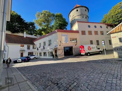 Asub Vabaduse väljakust kõigest paari minuti kaugusel, Rüütli tn