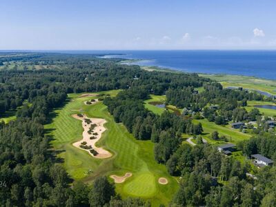 Mis on Estonian Golf and Country Club golfiküla?

•	Turvaline keskkond- tõkkepuuga suletud, mõe