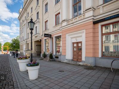 Vaade Raekoja platsile, rõdu, parkimine sisehoovis