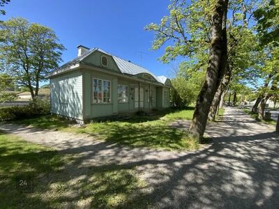 Kuressaare lossi vaatega äripind linnuse pargis!!!
