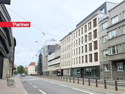 Vitriinakendega kaubanduspind otse tänavalt sissepääsuga