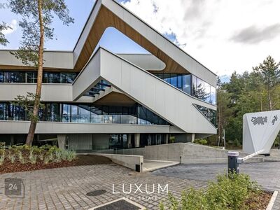 Esinduslik büroopind vaatega merele ja jahtklubile