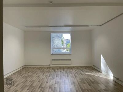 Esimesed 3 kuud üürihind on 242,20 eur ja edasi 311,40 eur

Üürile anda 36,4 m² äripind Tallin