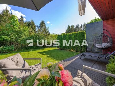 Väga privaatne oma murulapiga Skandinaavia stiilis ridaelamu.